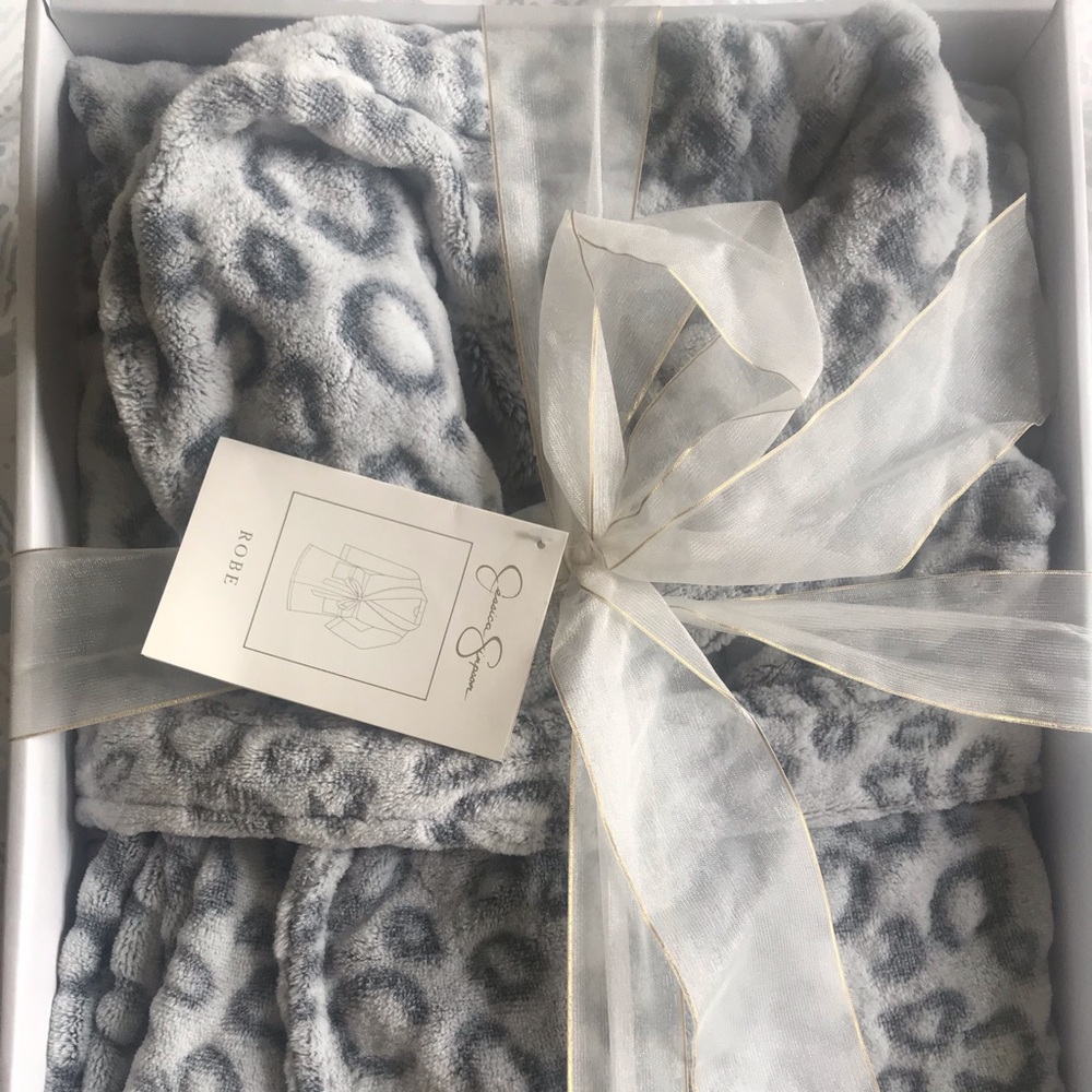 Jessica Simpson Robe NWT